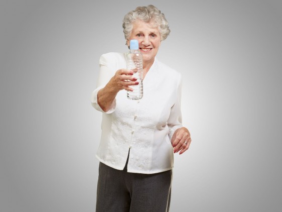 Mujer adulta mayor con botella de agua