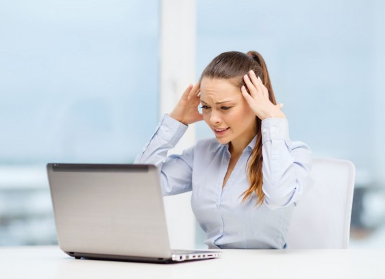 Mujer estresada enfrente de una computadora