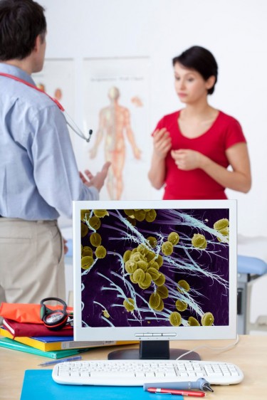 mujer con un médico en consultorio on ilustración de alergía