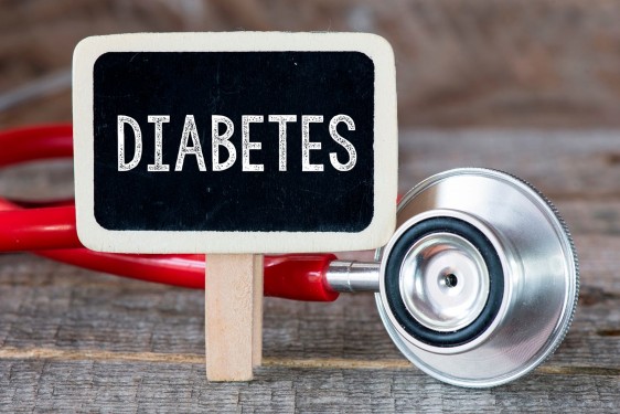 Letrero con la palabra "diabetes" al lado de n estetoscopio rojo