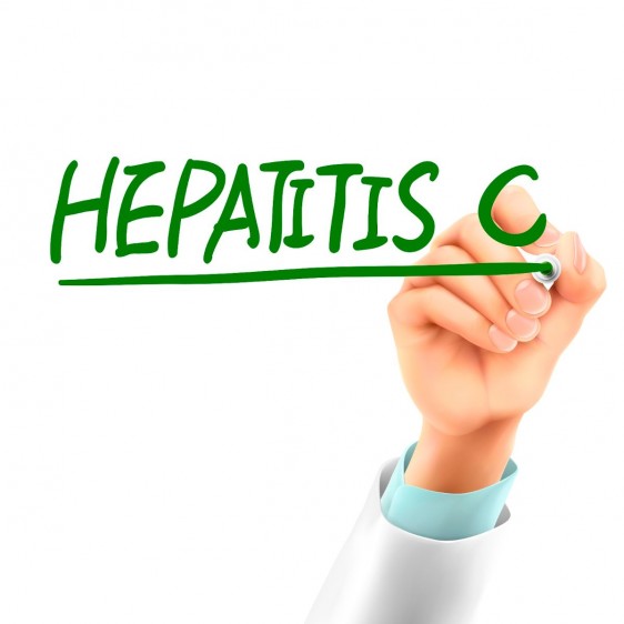 Médico escribir palabras de hepatitis C