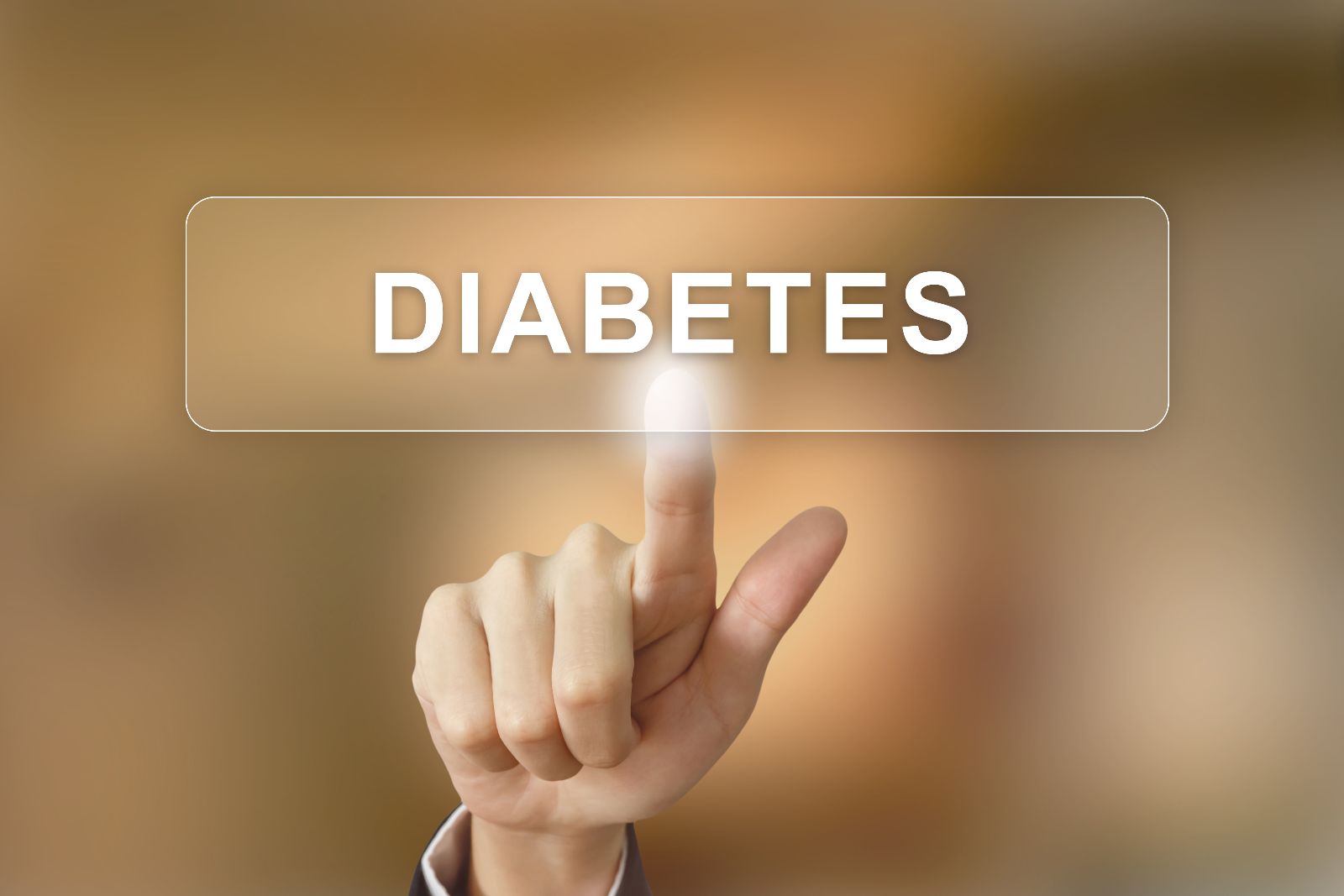 Mano sobre una pantalla táctil tocando la palabra "diabetes"