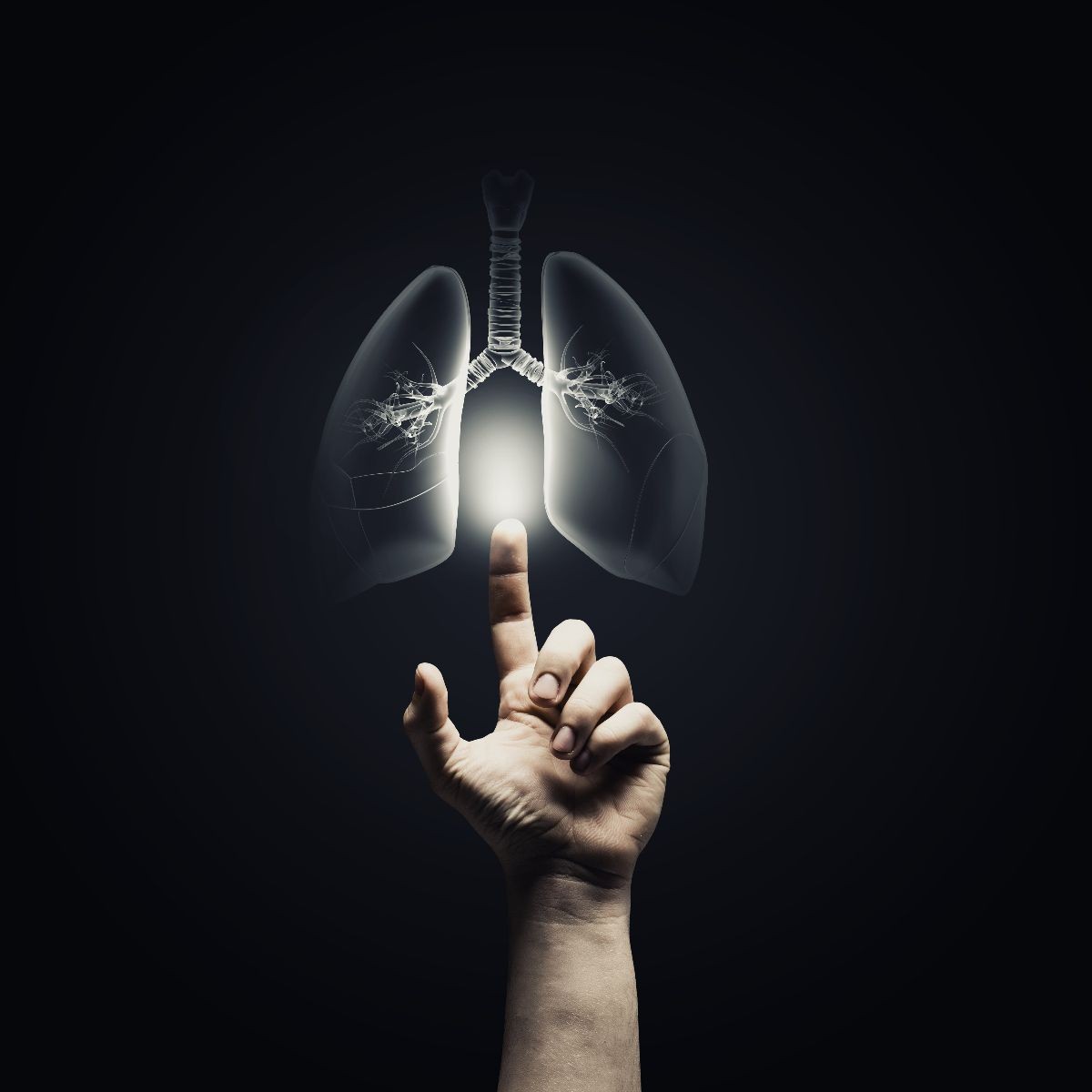 Mano alcanzando un ilustración iluminada de un pulmón en un fondo negro