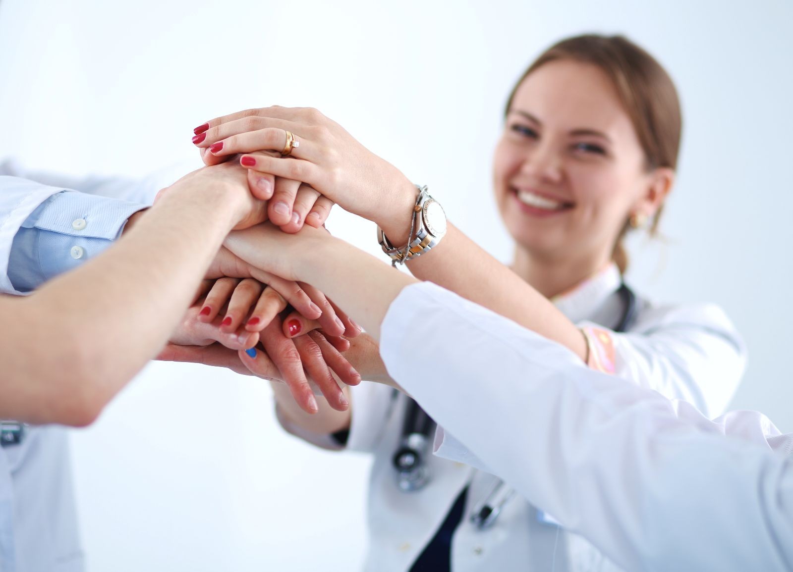 Acercamiento a las manos de Médicas y enfermeras en equipo apilando las manos