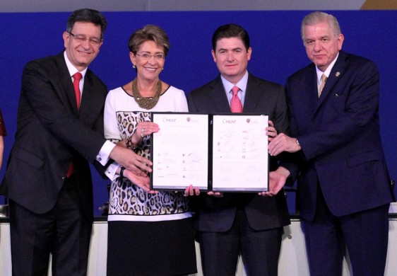 El Gobernador Rodrigo Medina de la Cruz y la Secretara de Salud Mercedes Juan firmaron como testigos de honor