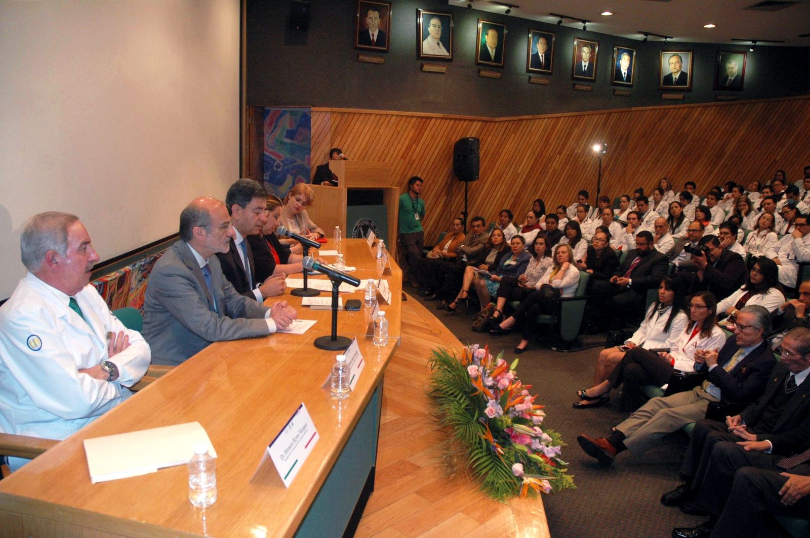 Dr. Horacio Reves Vázquez Precidente de la Asociación Pro Lactancia Materna, Dr. José Alberto García Aranda Director General del Hosp. General Infantil de México Federico Gómez, Dr. Guillermo Ruiz Palacios y Santos Titular de la Comisión Coordinadora de Institutos Nacionales de Salud y Hospitales de Alta Especialidad, Dr. Pablo Kuri Morales Subsecretario de Prrevención de la Salud, Dra. Isabel M. Crwley Representante del Fondo deNaciones Unidas para la Infancia en México, Leobardo Ruíz Pérez Secretario del Consejo de Salubridad General y el Dra. Teresita González de Cosío Investigadora en Ciencias Medicas.