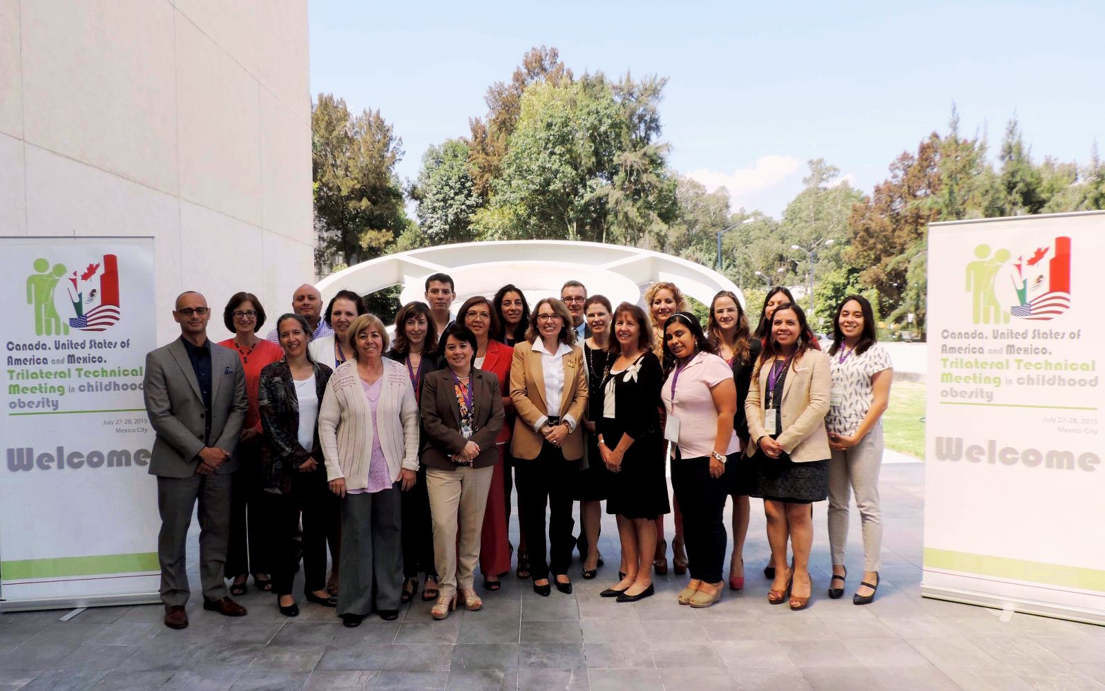 Grupo de funcionarios participantes posando