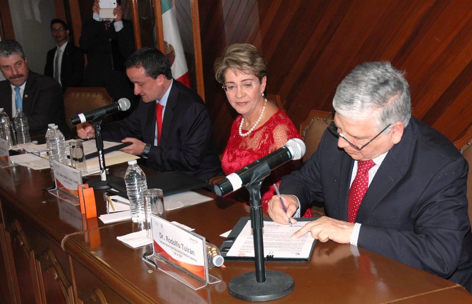 En la fotografía: ing alxis serlin mtro, mikel arreola peñalosa, dra mercedes juan lopez y dr rodolfo tuiran eng carlos leon hinojosa015200815 las sdecretarias de salud y educacion publica presentsrsn plataforma digital para la capacitacion de dispensadores en las farmacias en al foto ing alxis serlin mtro mikel arreola peñalosa dra mercedes juan lopez dr rodolfo tuiran eng carlos leon hinojosa