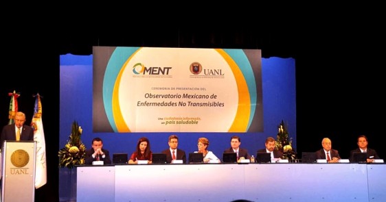 A la ceremonia asistieron el doctor Pablo Kuri Morales, Subsecretario de Prevención y Promoción de la Salud; el Comisionado Federal para la Protección contra Riesgos Sanitarios, Mikel Arriola, así como el ex rector de la UNAM, Juan Ramón de la Fuente.