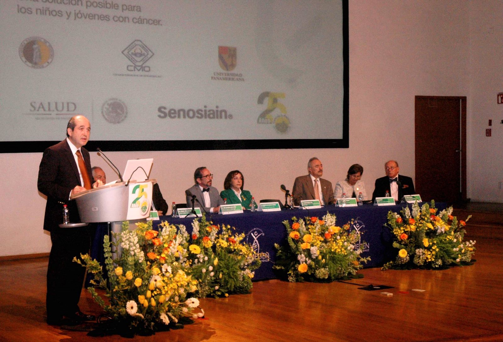 En el instituto nacional de medicina genomica medicina personalizda para niños y jovenes con carcer, lic maria de la paz saenzde soberon dr eduardo gonzalez pier dr xavier soberon mainero