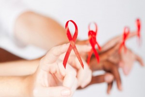 Grupo multirracial de con listones rojos de SIDA