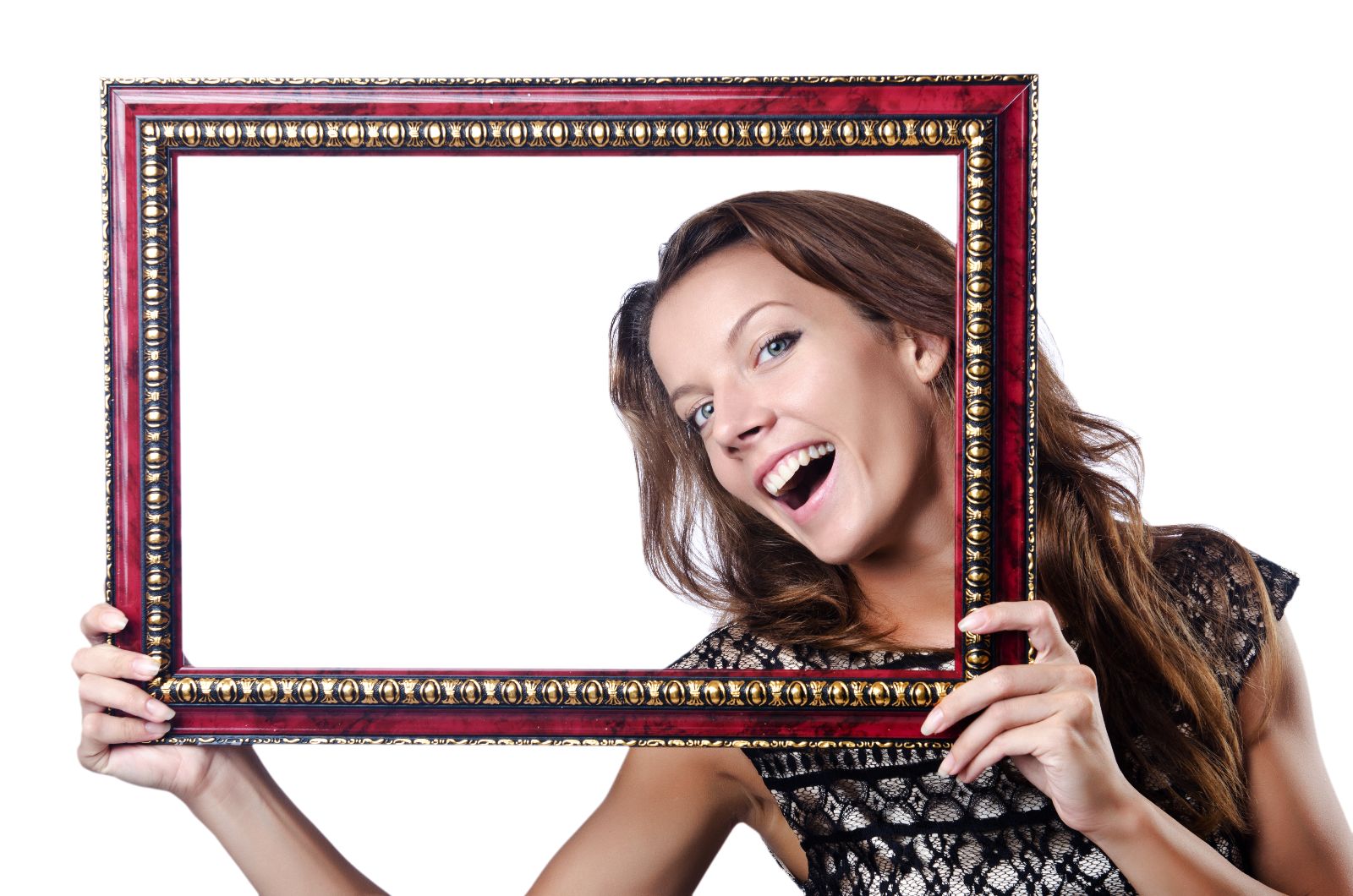 Mujer sonriendo sostiene un cuadro