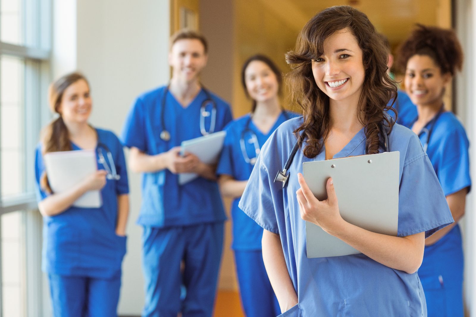 Estudiantes de medicina sonriendo