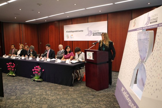 La senadora Maki Ortiz encabezó el Foro “Cáncer de estómago, retos del cáncer gástrico en México”, asistieron los senadores Salvador López Brito y Martha Elena García.