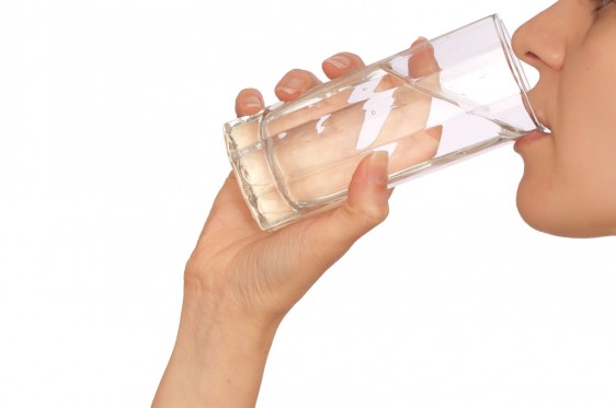 Existen muchas creencias alrededor de un tema que aparentemente es simple pero esencial en nuestra vida: la hidratación.