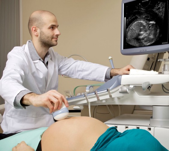 Muchas de las complicaciones, entre otras, presentación anormal del feto, embarazos múltiples, embarazo ectópico y placenta previa, pueden controlarse con el diagnóstico temprano que comienza con la formación de imágenes de ultrasonido.