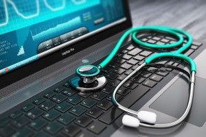 Laptop con software de diagnóstico médico y un estetoscopio