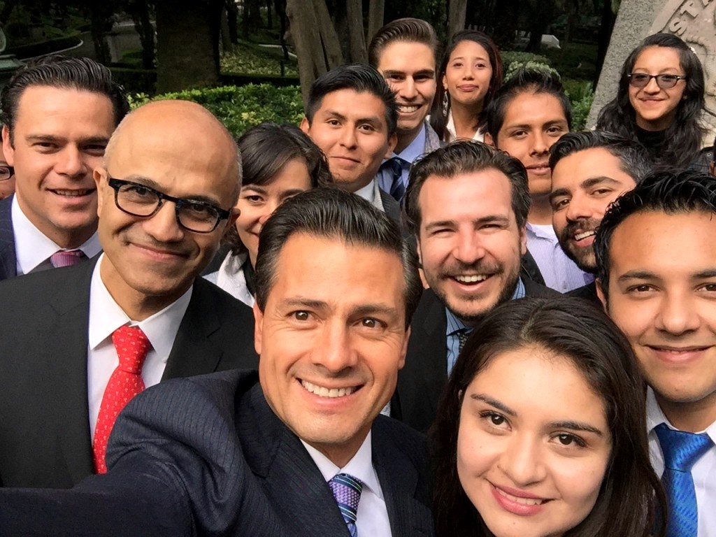 Enrique Peña Nieto en Selfie con becarios y Satya Nadella