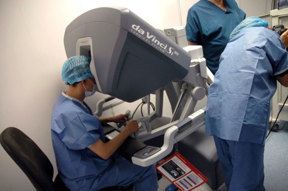 En la operación del quirófano robótico Da Vinci GEA participan tres personas, que permite a los cirujanos llegar a lugares de difícil acceso del cuerpo humano.
