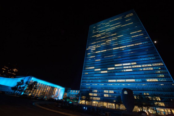 Más de 300 monumentos de todo el mundo que se tiñeron del color icónico de la ONU en una ola que recorrió el planeta para conmemorar los 70 años del Organismo.