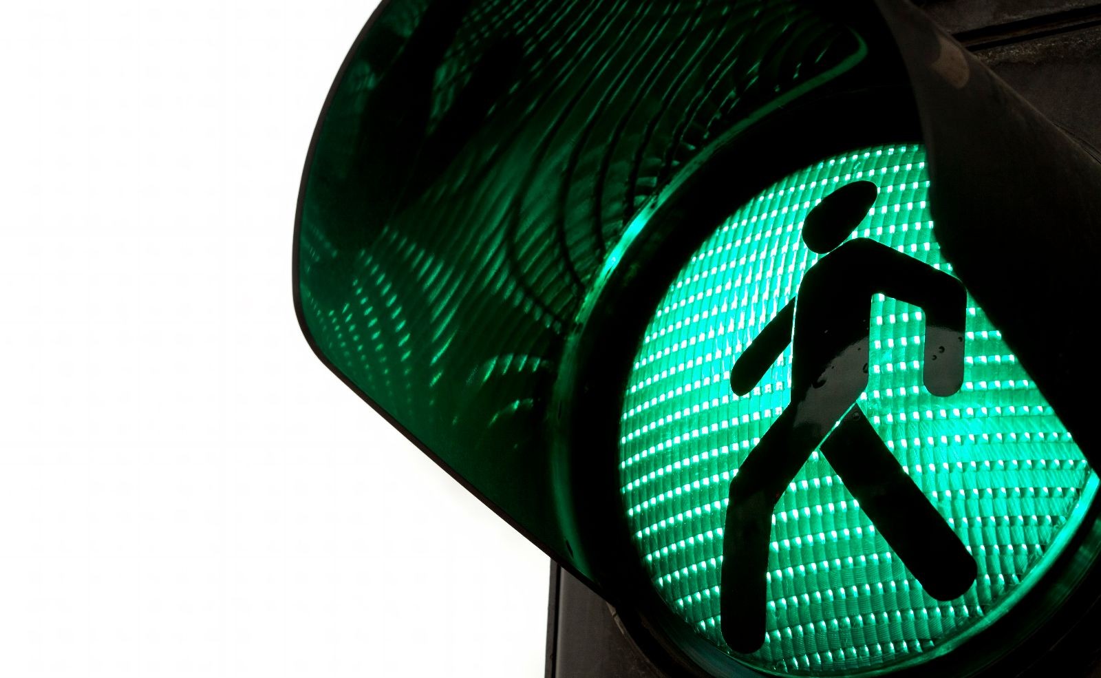 semáforo en verde con icono de peaton