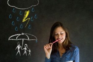 Mujer pensando en el fondo un pizarrón con ilustración de familia prtogedia de lluvia