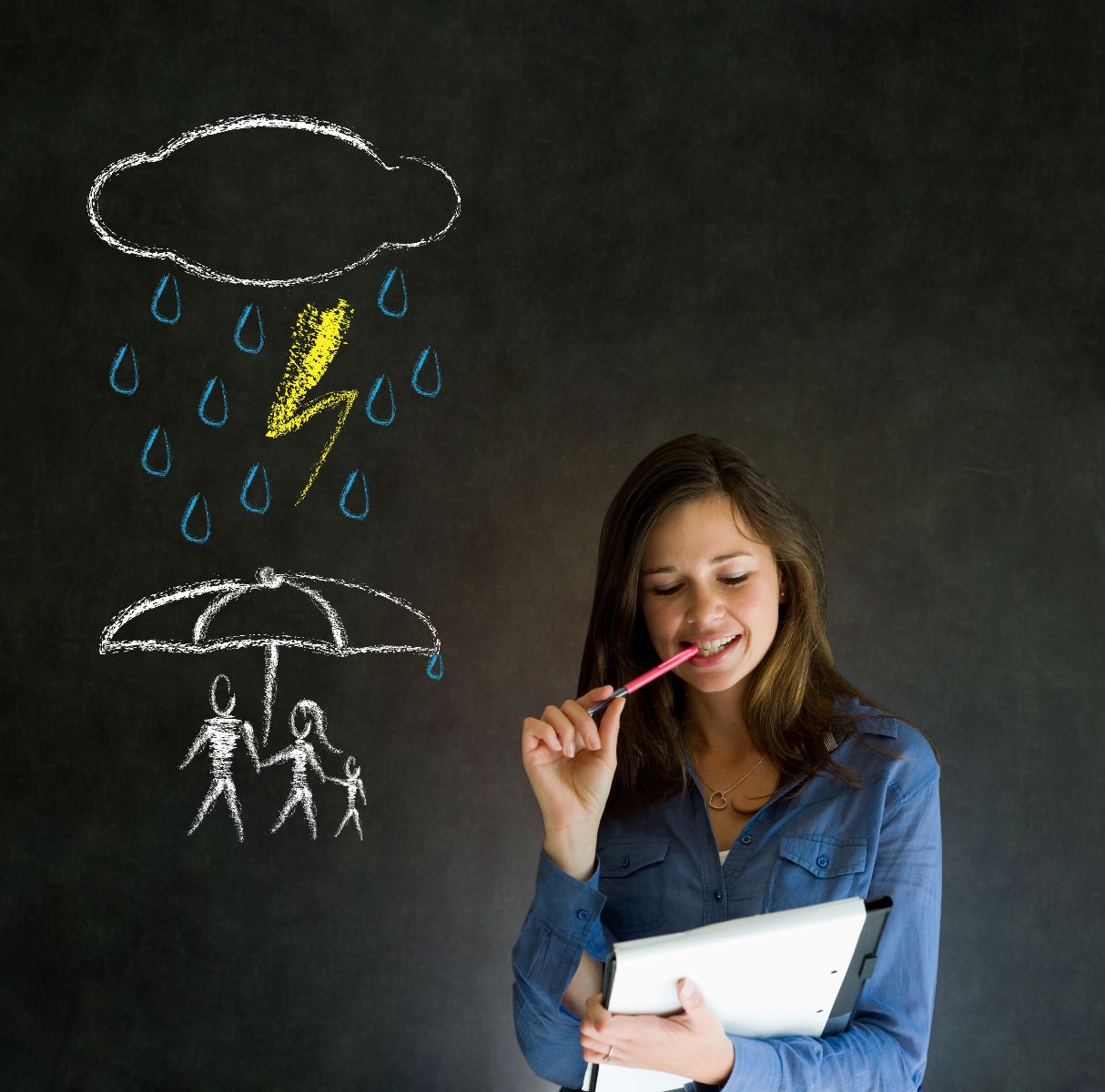 Mujer pensando en el fondo un pizarrón con ilustración de familia prtogedia de lluvia