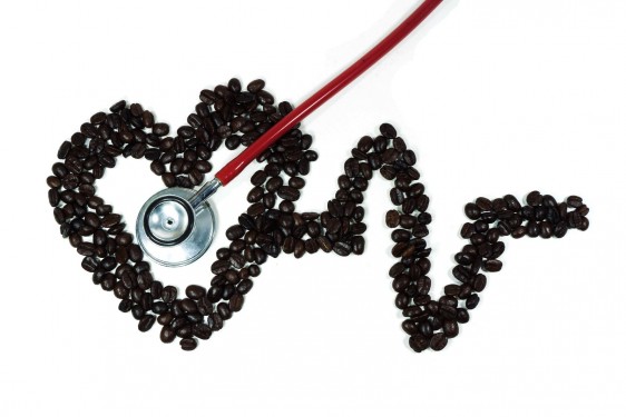 Tomar café puede mantenernos despiertos por la noche, pero una nueva investigación nos ha dado una razón para dormir tranquilos.