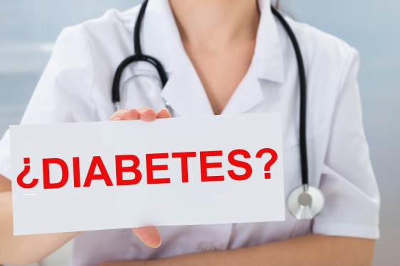Doctora sostiene tarjeta con la palabra "¿Diabetes?"
