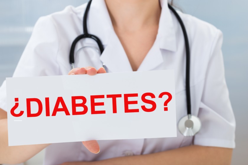 Doctora sostiene tarjeta con la palabra "¿Diabetes?"