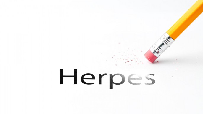Lápiz borrando la palabra HERPES