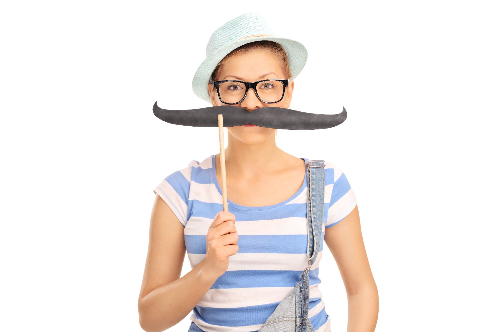 Mujer con sombrero blanco y camisa a eayas azul y blanco con antifaz en forma de bigote