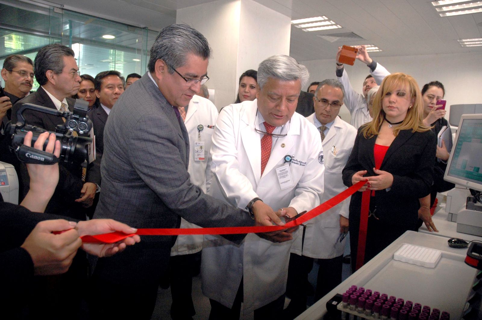 Corte de listón en la inauguración de la Banda Robótica Automatizada. En la Foto: Dr. Martín Antonio Manrique Director General del Hospital Juárez de México. Q.F.B. David Lara Villalón y Dr. Jose Meneces Rodriguez.