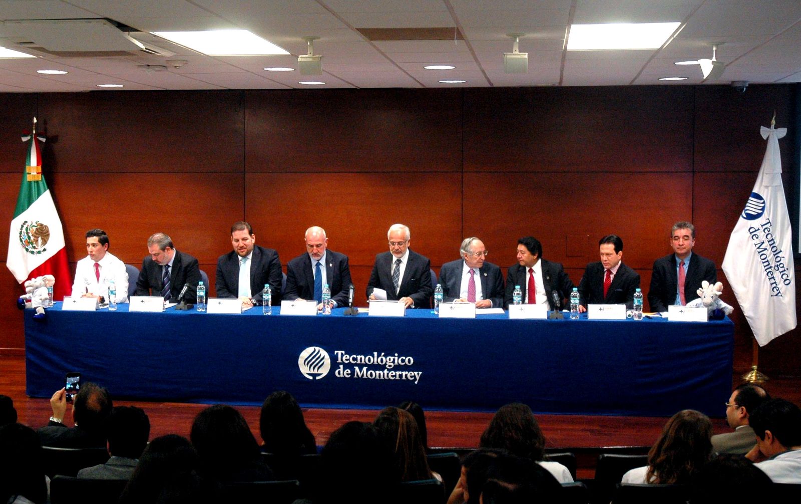 Feria de la Salud MediTec. Dr. Manuel Pérez Jiménez Dir. de lArea de Pregrado de la Escuela de Medicina del Tec. de Monterrey. Dr. Jorge Valdez García Decano de la Escuela Nacional de Medicina del Tec. de Monterrey, Dr. Pedro Luis Grasasoler, Mtro. Ricardo Octavio Morales Carmona, Dir. Adjunto de Calidad y Educación, David Kershenobich Stalnikowitz Dir. Gral INCMyN,Dr. Antelmo Abelardo Meneses García, Dir. Gral del Instituto Nacional de Cancerología y Dr. Daniel Aceves Dir del Programa Prospera.