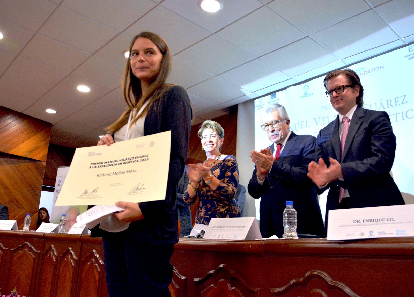 Premio Manuel Velasco Suárez a la Excelencia en Bióetica 2015 En la Foto:Dr. Francisco Javier Paniagua Morgan Secretario de Salud de Chiapas, Dra. Jennie Ward-Robinson Presidenta y Directora Ejecutiva de Paho Foundation, Dra. Mercedes juan Secretaria de Salud Federa, Dr. Manuel Ruíz de Chavez Presidente del Consejo de la Comisi+ón Nacional de Bioética, Dr. Enrique Gil. Asesor en Enferemedades Cronicas Representante de la OPS,Lic. Jesús Velasco Suárez Bezaury.