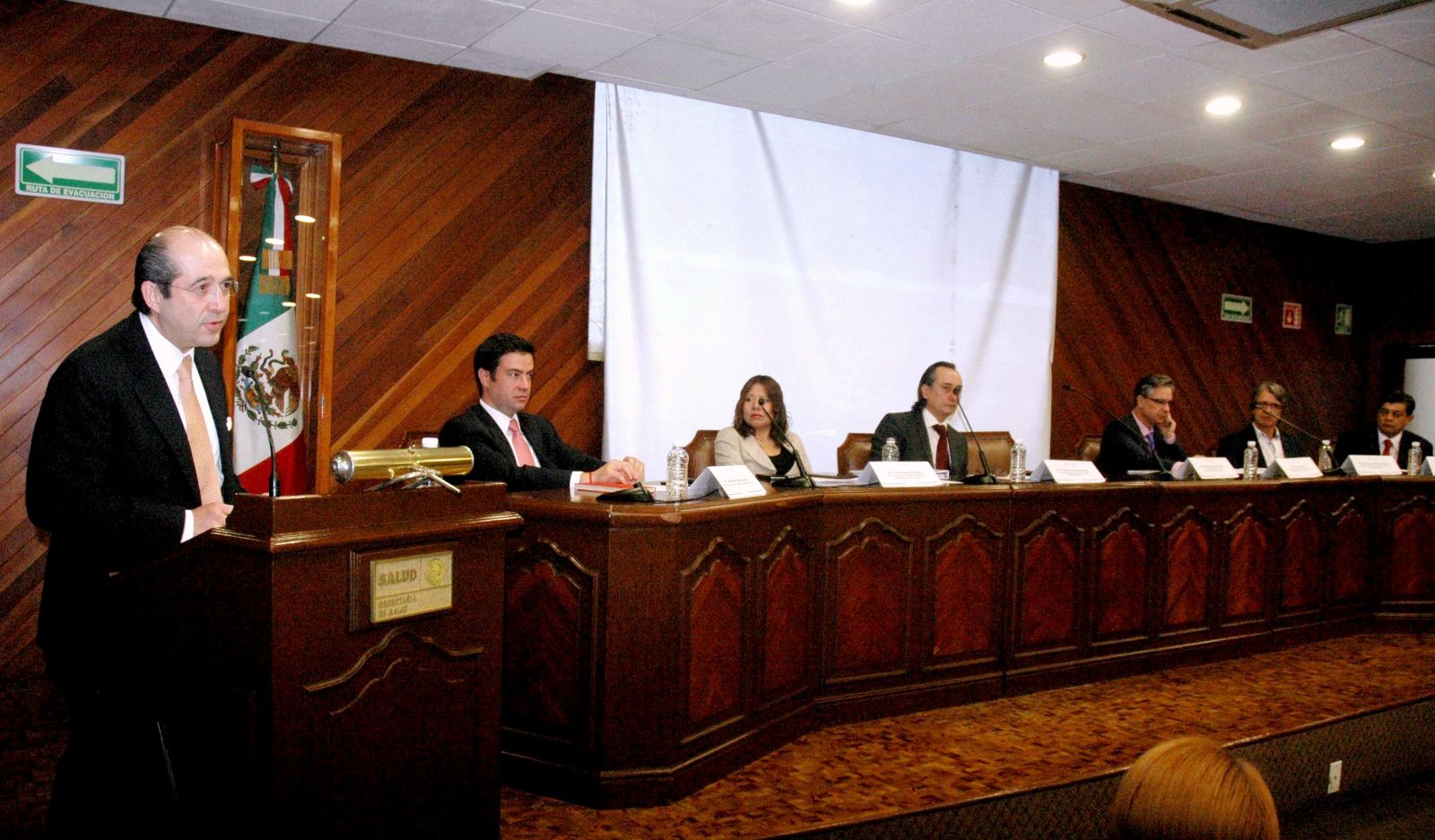 En la foto Sebastian Garcia Saisó. Anette Garcia Castillo, Osvaldo Artaza Barrios Eduardo Gonzalez Pier Subsecretario de integracion y desarrollo del sector salud. DR. Nick Goodwin Chief Doctor José luis Fernandez Roure Director General Consorcio de salud y social de cataluña Doctor Alberto Longuitud Falcon Director General de Planeacion y desarrollo en salud foto Andres Vazquez Cerezo