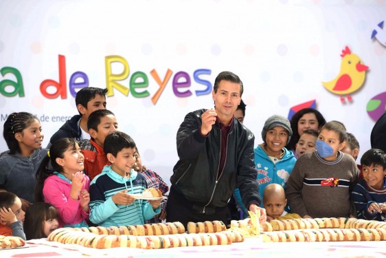 Más tarde, el Primer Mandatario y la Secretaría de Salud se reunieron con un grupo de niños pacientes de este hospital, para partir la tradicional Rosca de Reyes.