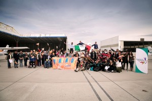 Grupo de personas en el aeropuerto de la ciudad de Toluca