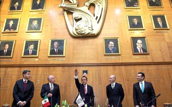El Secretario de Salud, José Narro Robles, le tomó la protesta de ley, cumpliendo la instrucción presidencial.