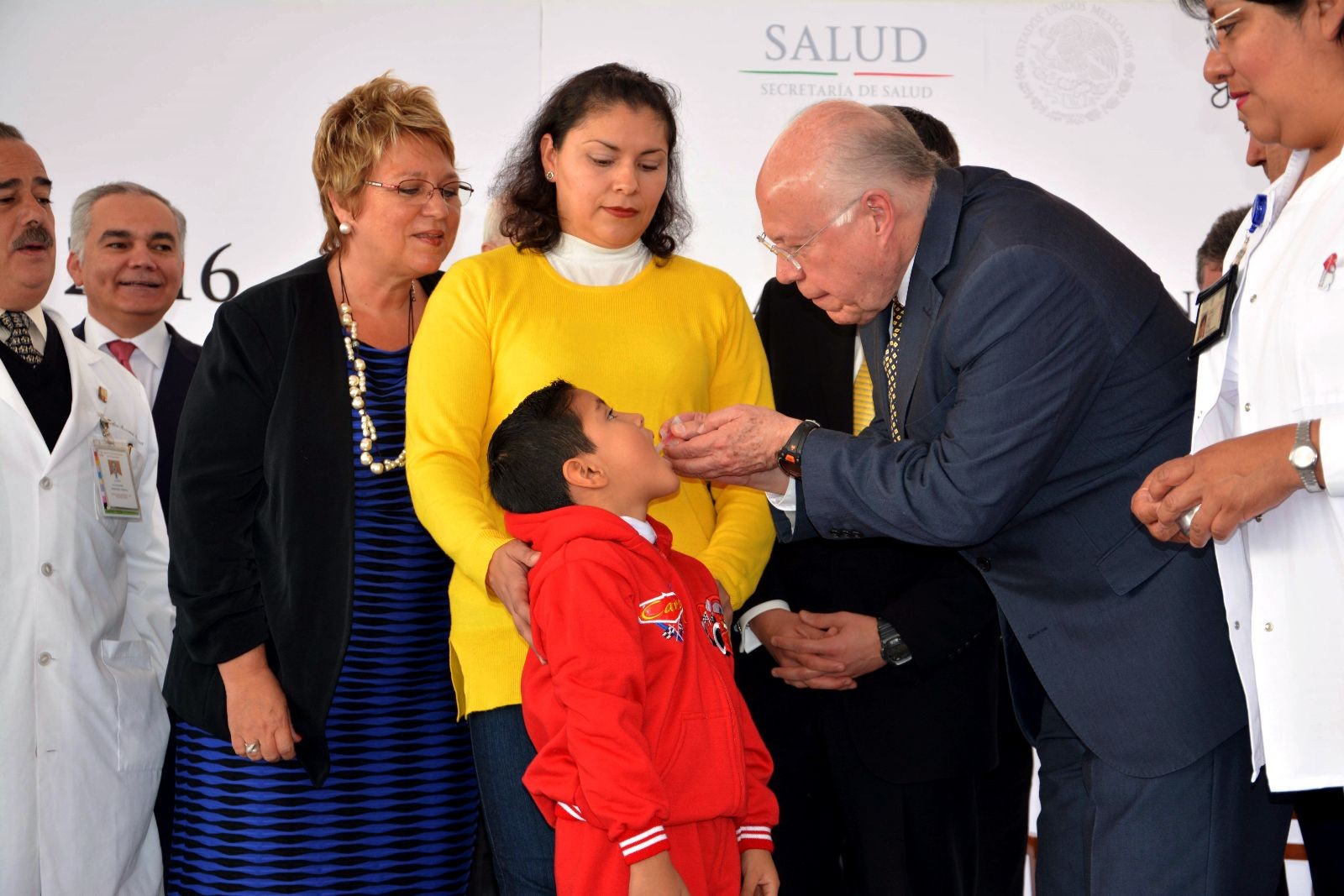 José Narro Robles aplicando vacuna a un niño