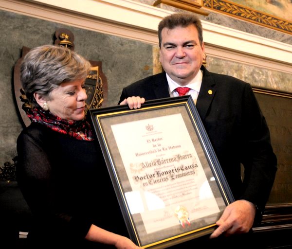 Alicia Bárcena sostiene cuadro con diploma