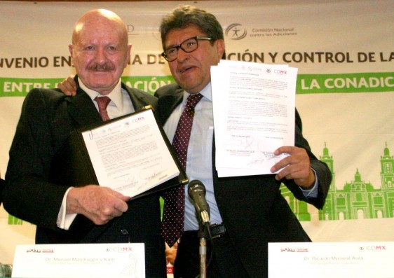 Manuel Mondragón y Kalb, y Ricardo Monreal Ávila mostrando un documento en sus manos