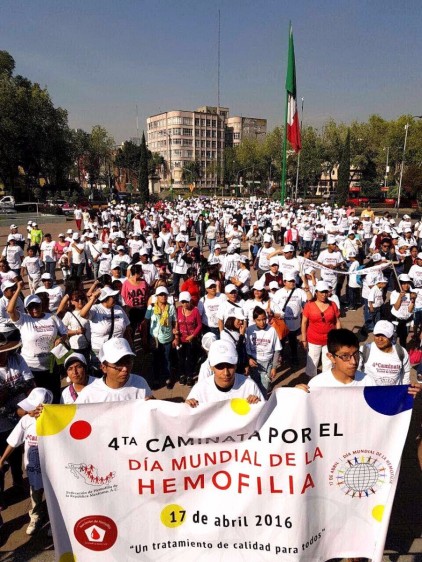  Se llevó a cabo la cuarta caminata con más de 550 pacientes, familiares y voluntarios del Monumento a la Revolución a la explanada de la delegación Cuauhtémoc en el marco del Día Mundial de Hemofilia