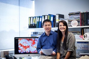 Nai Yang Fu y Anne Rios con un monitor al lado mostrando una ilustración