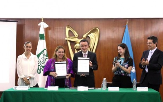 En la firma de convenio estuvieron presentes el titular de la Unidad de Atención Primaria a la Salud del Seguro Social, Víctor Hugo Borja Aburto; la jefa de Políticas Sociales de UNICEF México, Erika Strand, y la Secretaria Ejecutiva de Fundación IMSS, Patricia Guerra Menéndez.
