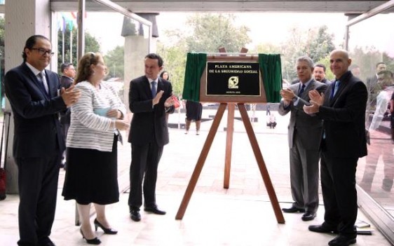 Después de la inauguración, el Director del IMSS develó la placa conmemorativa de la Plaza Americana de la Seguridad Social, espacio público que simboliza la integración del hemisferio.