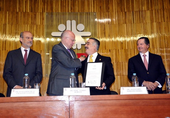 El Secretario de Salud, doctor José Narro Robles, le dio posesión para el periodo 2016-2021