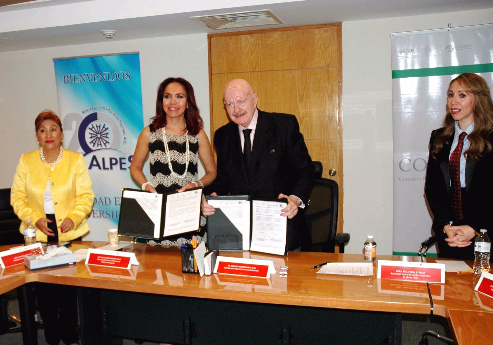 En la Foto MTRA Graciela Meza Diaz delegada de la zona centro alpes Lic Maria Luisa Flores Del Valle directora general de alianza para la esducacion Superior.dr Manuel Mondragon y kalb comisionado Nacional Contra las Adicciones MTRA Perla Vazquez Perez Rectora del Centro De Estudois Superioreas De Monte Fenix Mtra Edith Xochil Huerta Trejo rectora de la Universidad GESTALT.