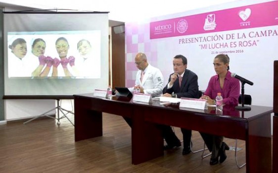 El Director General, Mikel Arriola, y la Secretaria Ejecutiva de Fundación IMSS, Patricia Guerra, presentaron la estrategia integral “Mi Lucha es Rosa”.