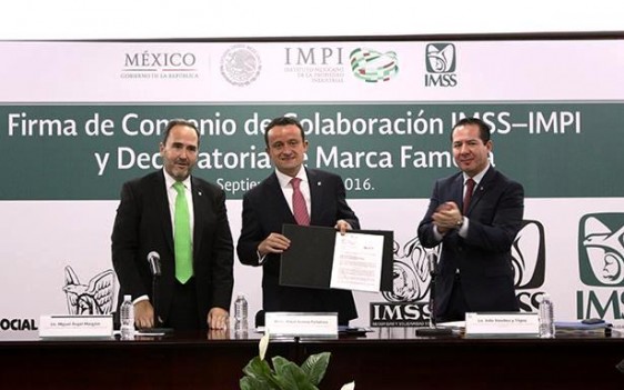 El Director General del IMSS, Mikel Arriola, y el Director General del IMPI, Miguel Ángel Margáin, firmaron un convenio de colaboración que les permitirá fortalecer un programa de asistencia técnica a la innovación e incrementar la difusión de la cultura de la propiedad intelectual.